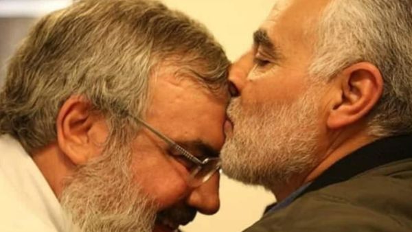 الجنرال الراحل قاسم سليماني يقبل رأس زعيم حزب الله الشيخ حسن نصر الله