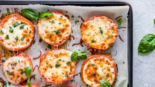 طماطم مخبوزة مع موزاريلا وبارميزان