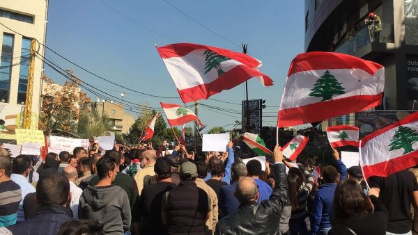  المجموعة المتظاهرة تنتمي بغالبها إلى اليسار والحزب الشيوعي اللبناني