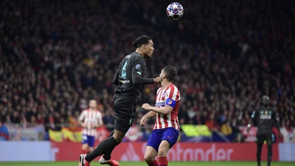 فان دايك (يسار) خلال المباراة