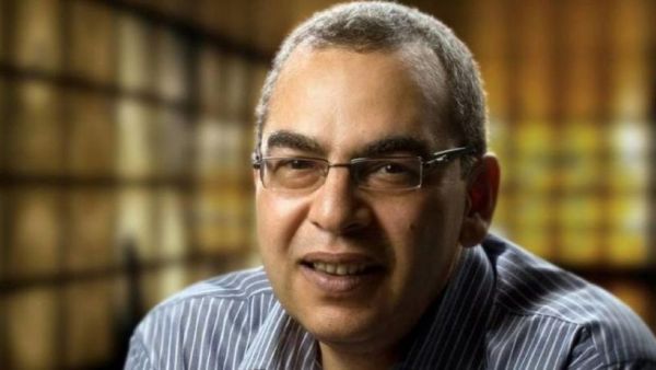 الكاتب والطبيب المصري الراحل أحمد خالد توفيق 