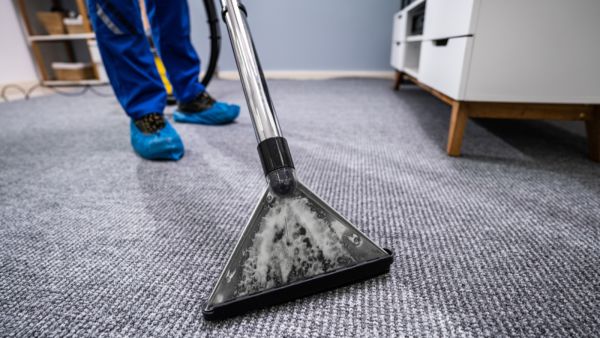 ضرب السجّاد بقوة منعاً من إتلاف خيوطه ضرب السجّاد بقوة منعاً من إتلاف خيوطه