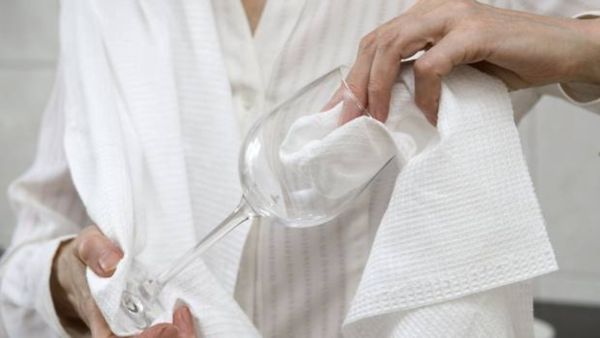 تستخدم الوصفة في جلي أواني المطبخ، وتعقيمها، وتلميعها تستخدم الوصفة في جلي أواني المطبخ، وتعقيمها، وتلميعها