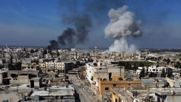 Smoke billows over the town of Saraqib in the eastern part of the Idlib province in northwestern Syria, following bombardment by Syrian government forces, on February 27, 2020. Syrian rebels reentered the key northwestern crossroads town of Saraqib lost to government forces earlier this month but fierce fighting raged on in its outskirts today, an AFP correspondent reported. Aref TAMMAWI / AFP