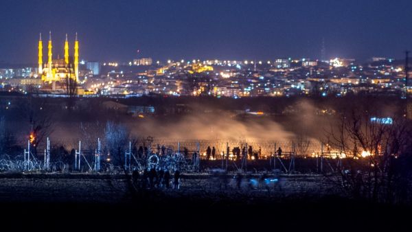 Greeks riot police clash with migrants along the Greece-Turkey border in the village of Kastanies on March 6, 2020. Greece is attempting to hold back a migration surge by land and sea from neighbouring Turkey that began last week after Ankara said it would no longer stop asylum seekers from entering Europe. ANGELOS TZORTZINIS / AFP