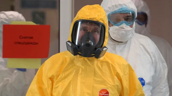 Russian President Vladimir Putin wearing protective gear visits a hospital where patients infected with the COVID-19 novel coronavirus are being treated in the settlement of Kommunarka in Moscow on March 24, 2020. Alexey DRUZHININ / SPUTNIK / AFP