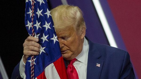 NATIONAL HARBOR, MARYLAND - FEBRUARY 29: President Donald Trump rests his head on the flag of the United States of America at the annual Conservative Political Action Conference (CPAC) at Gaylord National Resort & Convention Center February 29, 2020 in National Harbor, Maryland. Conservatives gather at the annual event to discuss their agenda. Tasos Katopodis/Getty Images/AFP TASOS KATOPODIS / GETTY IMAGES NORTH AMERICA / AFP