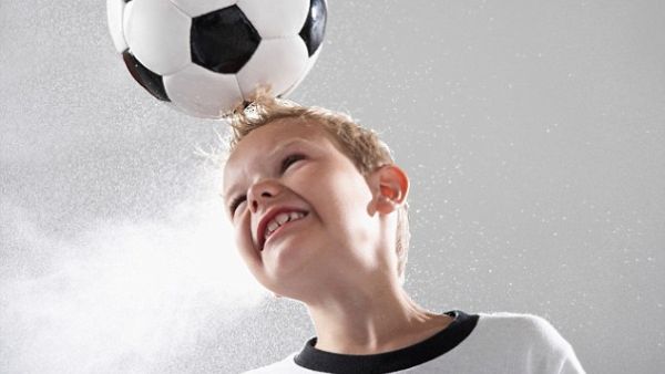Children constantly training and playing football are at risk of dementia, memory loss, doctors say (Photo: Dailymail)