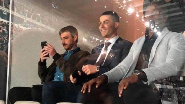 رونالدو (وسط) يتابع المباراة