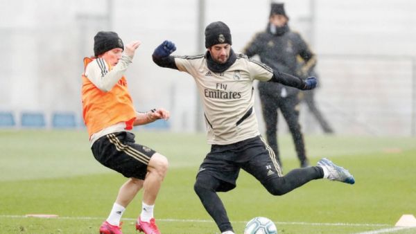 صورة التقطت لإيسكو يحاول المرور من لوكا مودريتش أثناء تدريبات الفريق