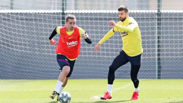 صورة التقطت أمس لجيرارد بيكيه وأنتوان غريزمان أثناء الحصة التدريبية