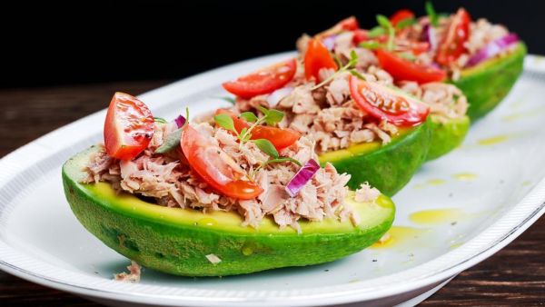قوارب الأفوكادو بسلطة التونة