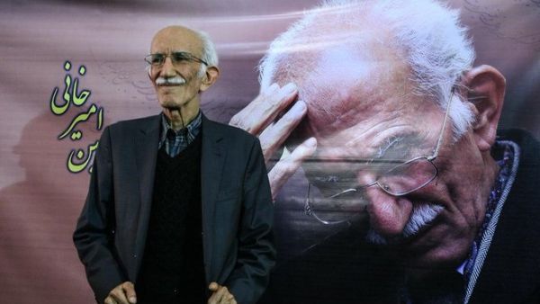 Great calligrapher, Gholamhossein Amirkhani  (Twitter)