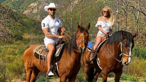 'None of these photos are retouched or edited' (source: @britneyspears Instagram)
