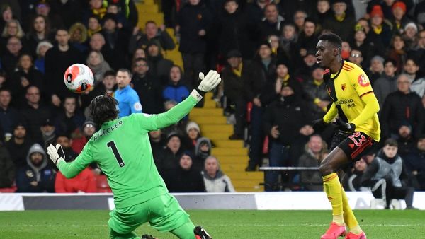 سار (يمين) يسجل في شباك أليسون