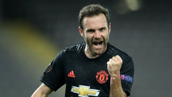 ماتا يحتفل بهدفه