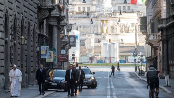 Pope Francis walks along the Via del Corso (Twitter)