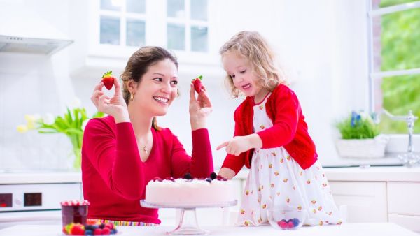 This Mother’s Day, celebrate the special bond with your mum and don the chef’s hat for an afternoon to decorate signature cookies and cupcakes. 
