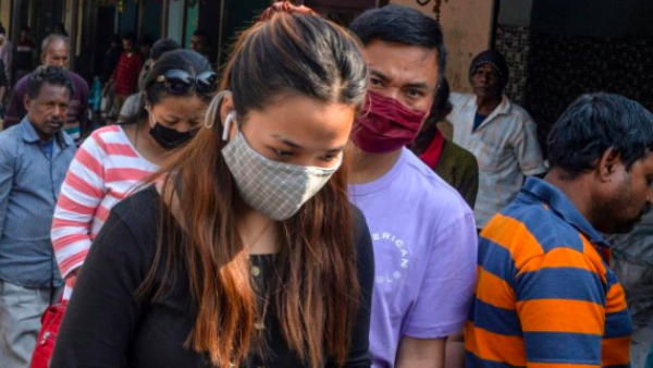 People wearing facemarks shop at a fish market over the spread of Covid-19 in Siliguri, one of the Spanish cities hit by Covid-19 (AFP Photo)