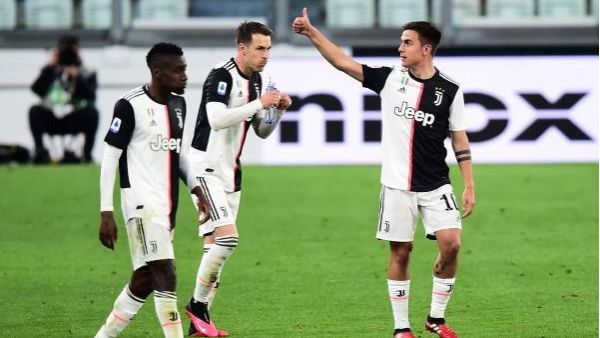 ديبالا (يمين) يحتفل بهدفه الرائع