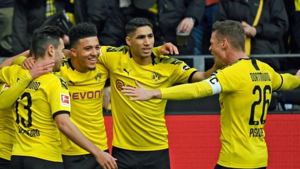 سانشو (الثاني من اليسار) يقود دورتموند للفوز
