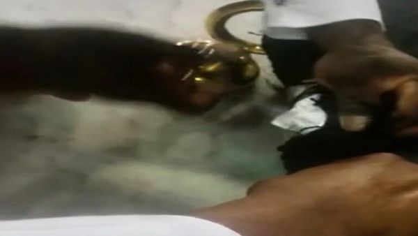 العثور على طلاسم سحرية مربوطة بالكعبة أثناء تعقيم صحن المطاف