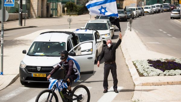  المستوطنين المتطرفين أحرقوا عددا من المركبات الفلسطينية، وألقوا الحجارة على المواطنين الفلسطينيين العزل