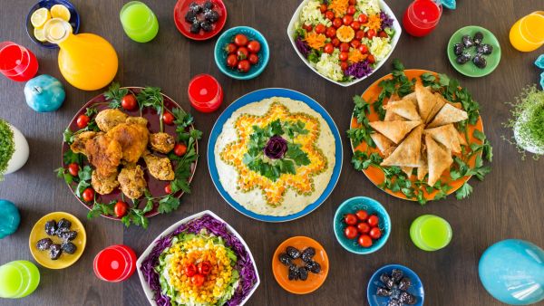 تُزيّن الطاولة بشمعدان، مع لمسةٍ شخصيّةٍ تتمثّل في لفّ شموعه بشريط