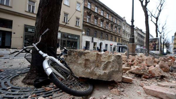 Building rubbles lay on the ground, in the streets of downtown Zagreb, on March 22, 2020, after an earthquake hit the country at 06:00 am (0500 GMT). A 5.3-magnitude earthquake shook the Croatian capital of Zagreb on March 22, 2020, damaging buildings and cutting electricity in a number of neighbourhoods. Denis LOVROVIC / AFP