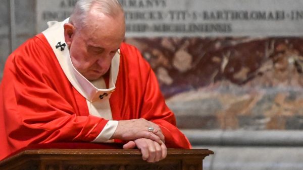 Pope Francis prays as he celebrates Palm Sunday mass behind closed doors at the Chair of Saint Peter in St. Peter's Basilica mass on April 5, 2020 in The Vatican, during the lockdown aimed at curbing the spread of the COVID-19 infection, caused by the novel coronavirus. Alberto PIZZOLI / POOL / AFP