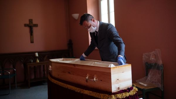 An undertaker of the Pueyo Company, wearing a protective mask, prepares a coffin at the Saint-Thomas de Villeneuve gerontological center in Aix-en-Provence, southern France, on April 6, 2020, after an 51-year-old woman died from cancer . Funeral regulations have drastically changed due to the outbreak of the new Coronavirus (COVID-19). CLEMENT MAHOUDEAU / AFP