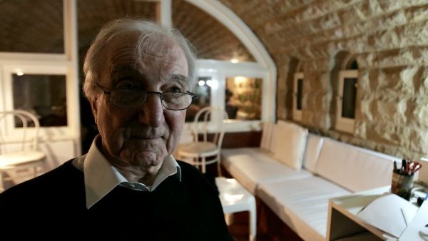  In this file photo taken on April 24, 2009, Iraqi architect Rifat Chadirji is pictured at his home office in the coastal Lebanese town of Halat. The "father" of Iraqi modern architecture, Rifat Chadirji, died late on April 10 in the United Kingdom after contracting the novel coronavirus, friends and Iraqi officials said. Joseph EID / AFP