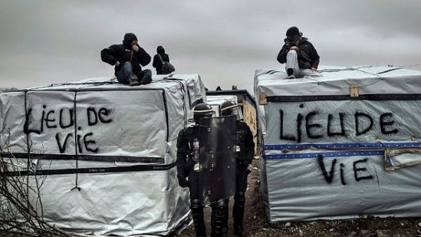 Policemen dismantle shacks on March 1, 2016 in the 'Jungle' migrant camp in the French northern port city of Calais. (AFP / PHILIPPE HUGUEN)