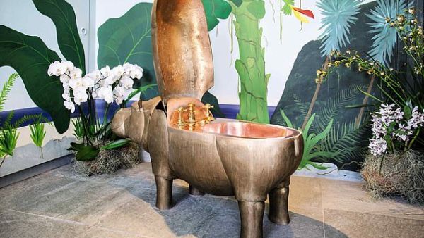 The set – hailed as a masterpiece by art experts – includes a bath, toilet and bidet crafted in the shape of a mother hippo and two babies. (Daily Mail)