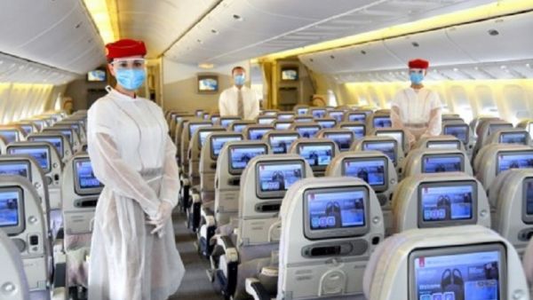 يعد ارتداء القفازات وأقنعة الوجه في مطار دبي الدولي إلزامياً لجميع العملاء والعاملين.