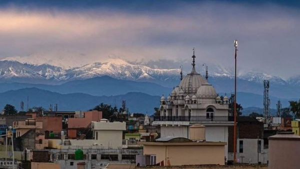 Himalayas visible for first time in 30 years as pollution levels in India drop (Twitter)