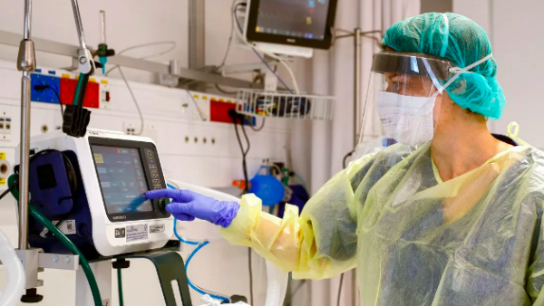Hospital staff in protective gear during Israel's coronavirus outbreak on 16 March 2020 [JACK GUEZ/AFP/Images]