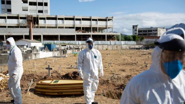 وفقا لتعداد السكان في عام 2010، يعيش حوالي 11.5 مليون شخص في الأحياء الفقيرة البرازيلية