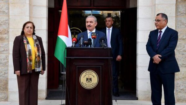 رئيس الوزراء الفلسطيني محمد اشتية والناطق باسم حكومته إبراهيم ملحم 