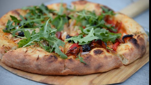 بيتزا البيستو بالدجاج