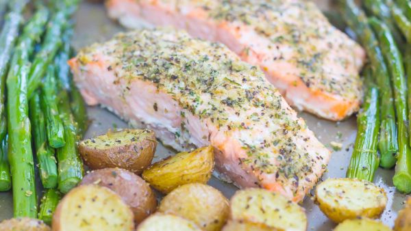 سلمون مشوي مع البطاطا