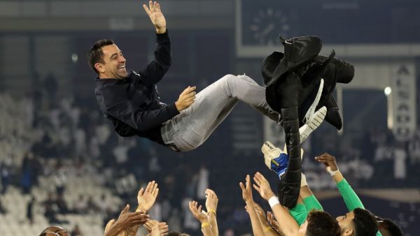 لاعبو السد يحتفلون مع تشافي بعد الفوز بكأس قطر