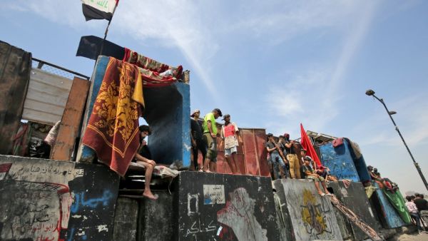 Iraqi protesters gather on the al-Jumhuriyah bridge in the capital Baghdad during an anti-government demonstration on May 14, 2020 after authorities eased up the lockdown measures that they had imposed in a bid to slow the spread of the novel coronavirus Covid-19. AHMAD AL-RUBAYE / AFP