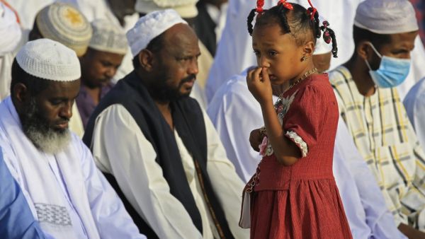 Muslim worshippers gather for the prayers of Eid al-Fitr, the Muslim holiday which starts at the conclusion of the holy fasting month of Ramadan, in the district of Jureif Gharb of Sudan's capital Khartoum early on May 24, 2020, despite government regulations banning congregations due to the COVID-19 coronavirus pandemic. Ashraf SHAZLY / AFP