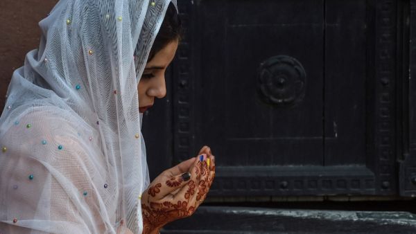 A Muslim prays during the Eid al-Fitr prayers at the Badshahi Mosque in Lahore on May 24, 2020. Muslims around the world are celebrating the Eid al-Fitr festival, which marks the end of the fasting month of Ramadan. Arif ALI / AFP