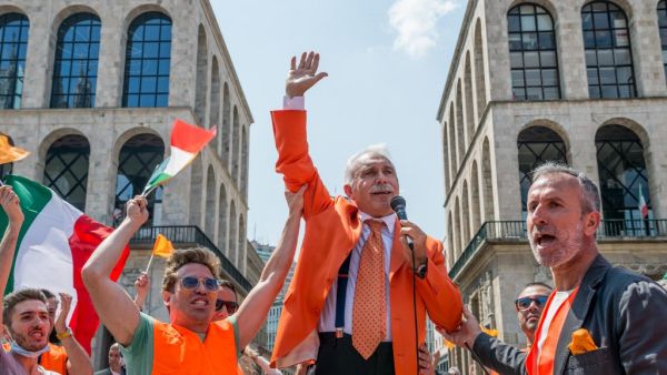 This photo provided by Italian news agency Ansa on May 30, 2020 shows former General Antonio Pappalardo (C), founder of the protest movement 'Orange Gilets', speaking during a demonstration in Milan. ANSA / AFP