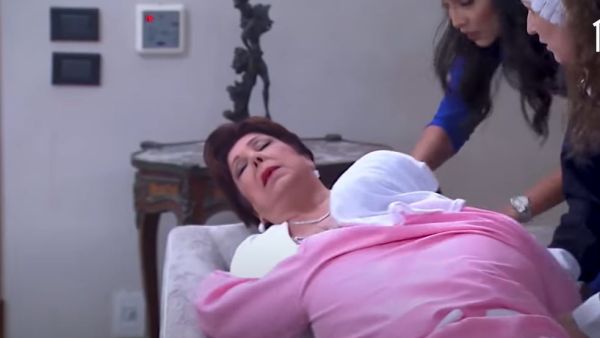 خادمة فيفي عبده تتسبب بالإغماء للفنانة رجاء الجداوي في "خلي بالك من فيفي"