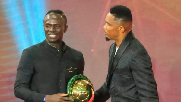 سامويل إيتو (يمين) يسلم ماني جائزة أفضل لاعب في إفريقيا