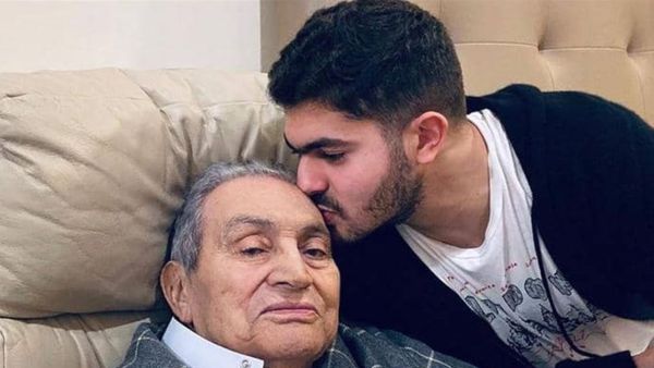 الرئيس المصري السابق حسني مبارك مع حفيده عمر