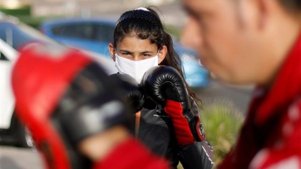 Female boxers in Gaza train on the beach after gym closure (Twitter)